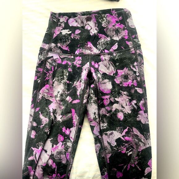 Lululemon Wunder
Under High-Rise Crop floral leggings; Size 2 - Picture 6 of 8